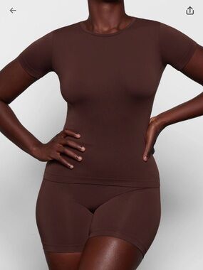 NWT SKIMS Soft Smoothing Seamless Tee - Cocoa